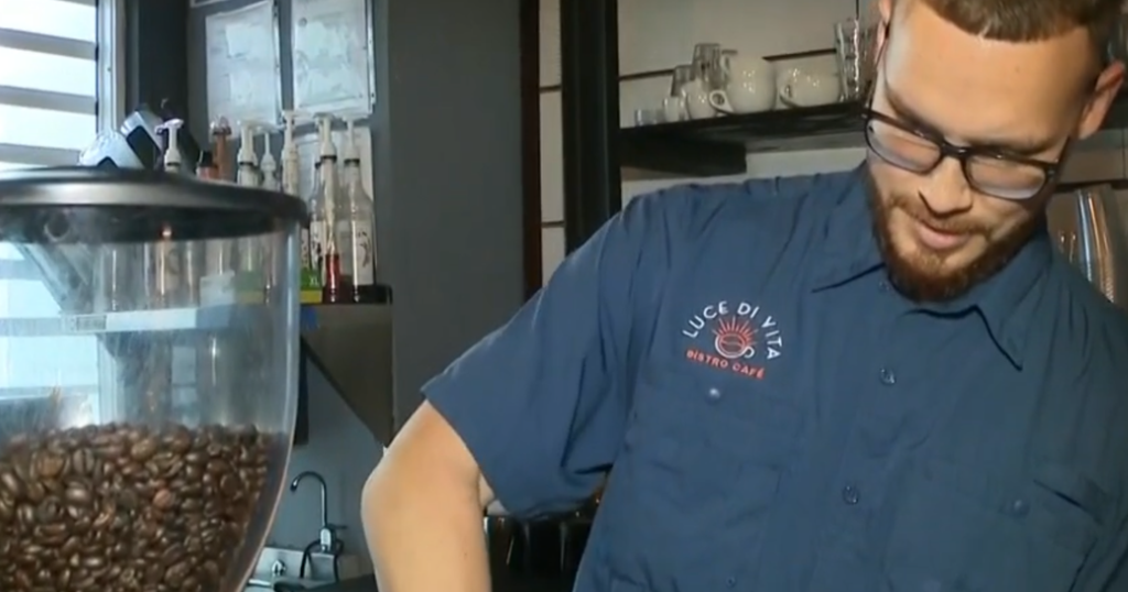 Cafetería en Guaynabo reduce operaciones por alza en costos de agua, luz, gas y café