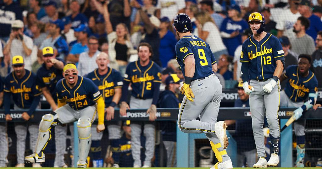 Dodgers al borde de la eliminación tras caer 6-2 ante Milwaukee en el tercer juego