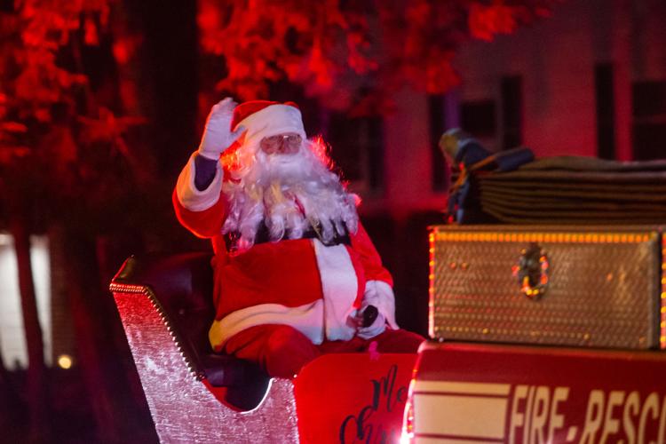 Santa parades through Kenova, Ceredo News