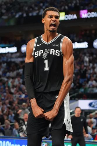 APTOPIX Spurs Mavericks Basketball