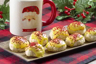 Mrs–Claus-Lemon-Cookies_Large400_ID-4030985
