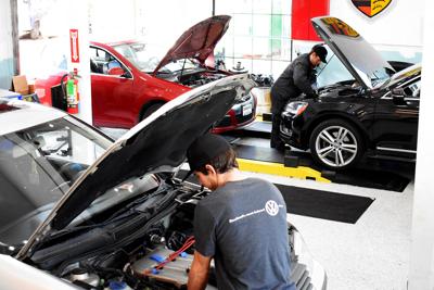 Portland Auto Shop Helps Preserve Air-Cooled Porsche Models