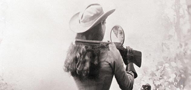 Annie-Oakley-shooting-over-shoulder-631.jpg__800x600_q85_crop