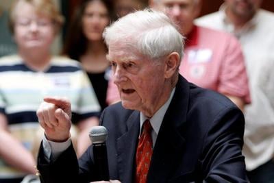Linwood Holton Jr, 1st GOP Va Governor of 20th Century, Dies