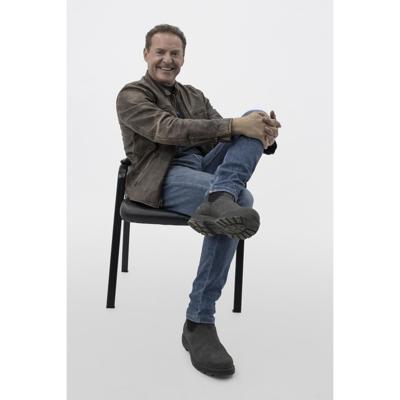 Podcast Hosts Outpace Journalists on Trust as Mike Koenigs Urges Founders to Speak Up