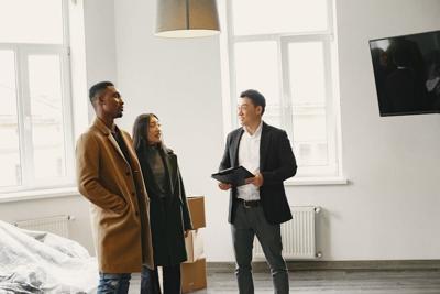 How To Choose A Real Estate Agent: Questions to Ask & Warning Signs To Watch For