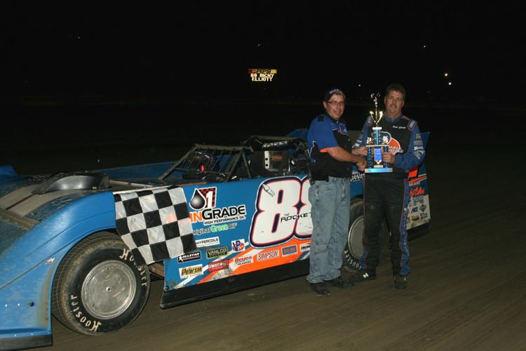 s-r-pete-sons-super-late-model-winner-ricky-elliott