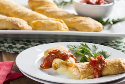 Cheesy-Pepperoni-Pizza-Sticks_ArticleImage-CategoryPage_ID-2690674