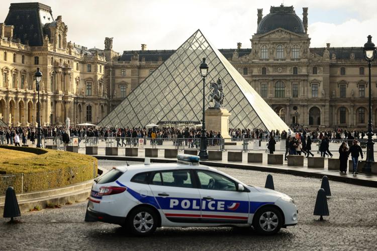 France-Louvre Robbery
