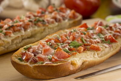 Pepperoni-Garlic-Bread_ArticleImage-CategoryPage_ID-1161552