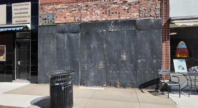 A vacant building in downtown Cambridge boarded up. (WBOC)
