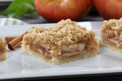 Apple-Cobbler-Shortbread-Squares_ArticleImage-CategoryPage_ID-2192245