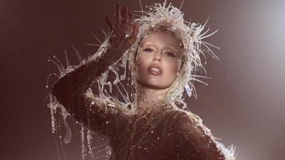 Miley-Cyrus-Something-Beautiful