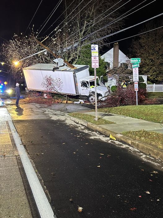 Box truck wreck on Boxwood Road
