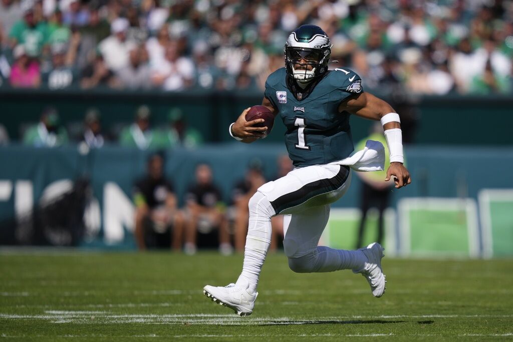 Jalen Hurts leads Eagles to desperately needed comeback victory