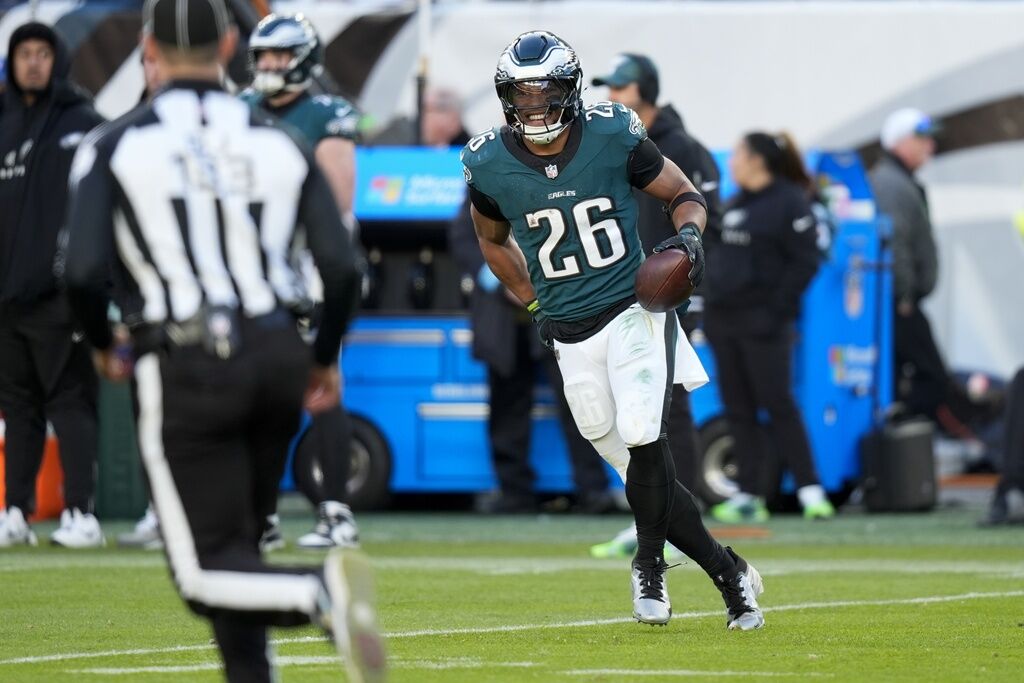 Barkley’s brilliance helps Eagles beat Panthers 22-16 but pass game has Philly frustrated