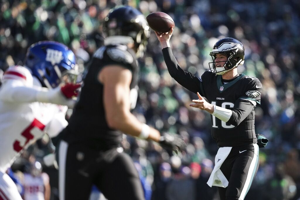 Starters sit as the Eagles tune up for the playoffs with a win over the Giants