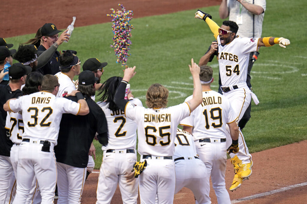 Pirates rally twice to beat Phillies and steal the series - CBS
