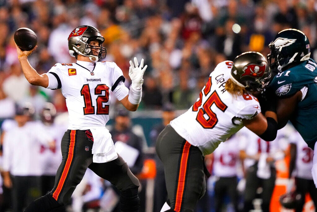 Tom Brady throws 2 TD passes, Bucs beat Eagles 28-22