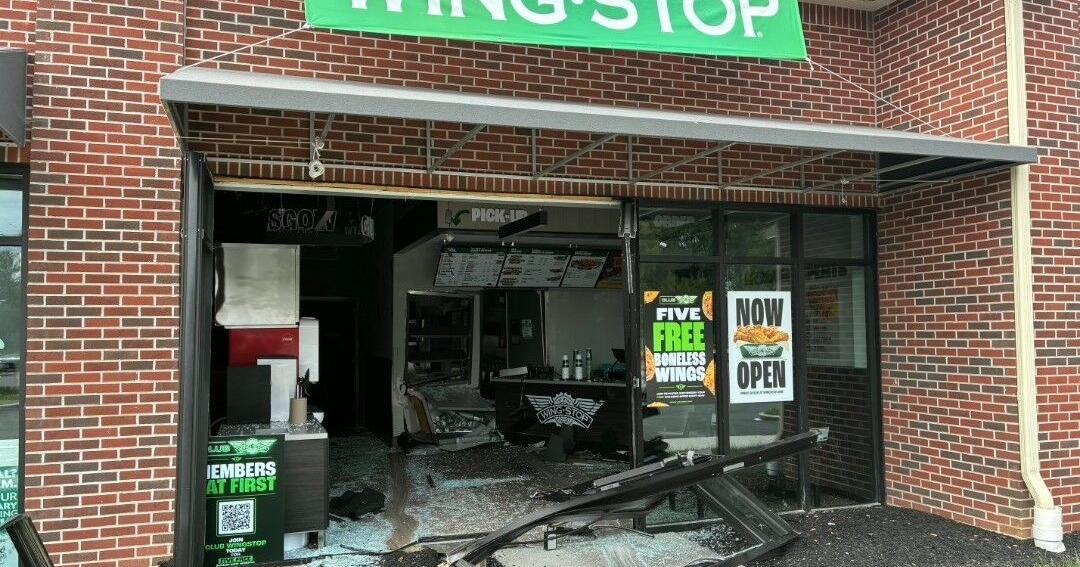 Vehicle plows into Glasgow Wing Stop