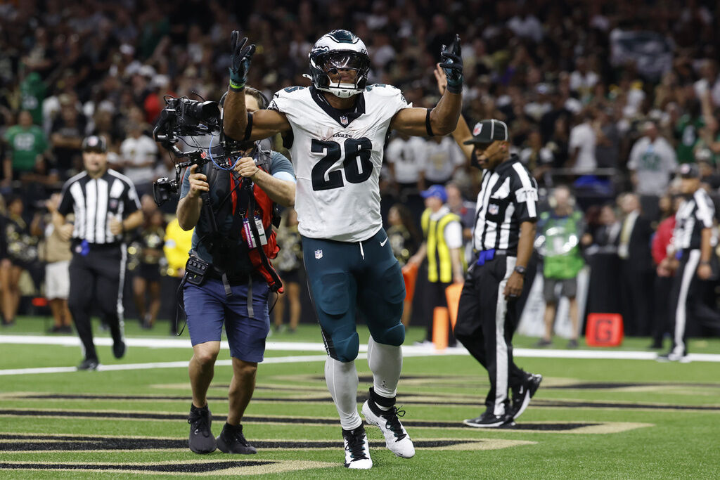 Saquon Barkley’s 2 fourth-quarter TDs lift Eagles over Saints in a defensive 15-12 thriller