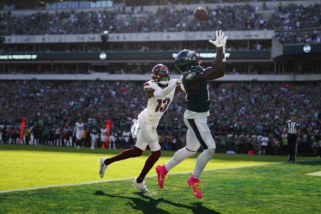 Hurts throws for 319 yards, Elliott's 54-yarder lifts 4-0 Eagles over  Commanders in OT