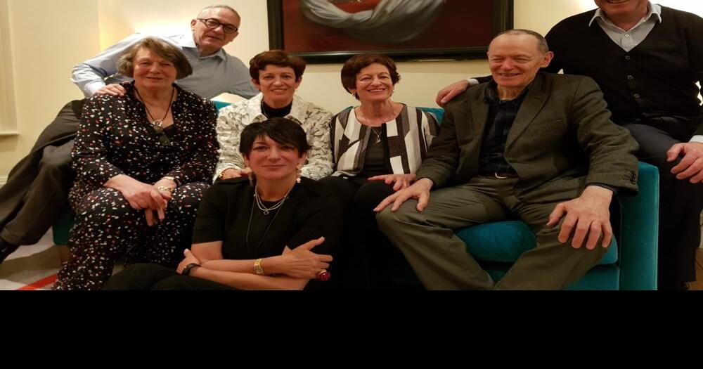 Maxwell family, Ghislaine Maxwell, center bottom, poses for a photo with siblings.jpeg |  | wdrb.com->すべての結果
