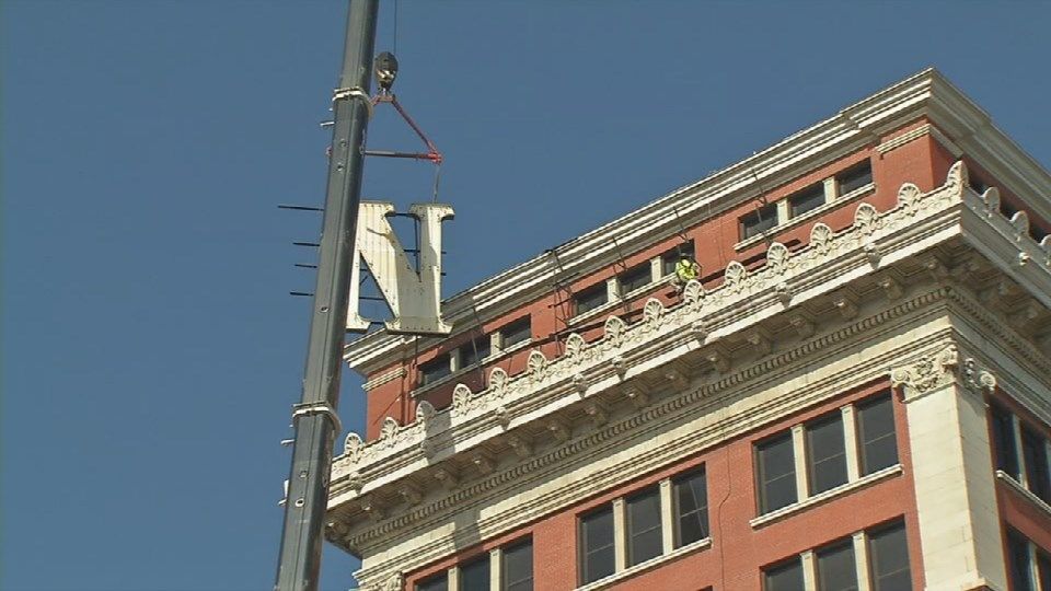 Iconic L N Building sign in downtown Louisville comes down for