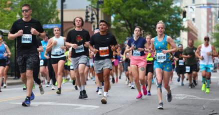 People move down 4th street.JPG