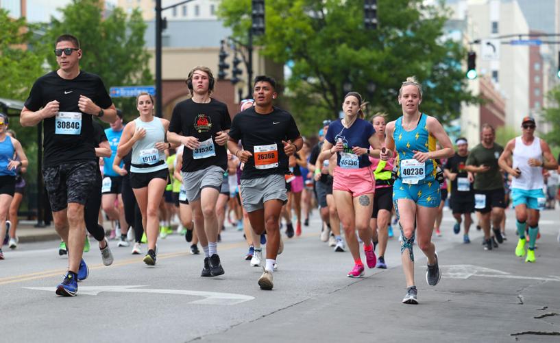 People move down 4th street.JPG