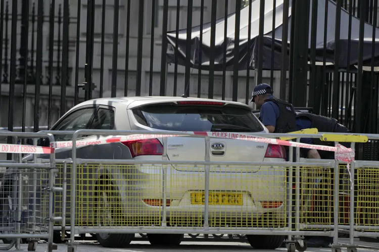 Car crashes into Downing Street