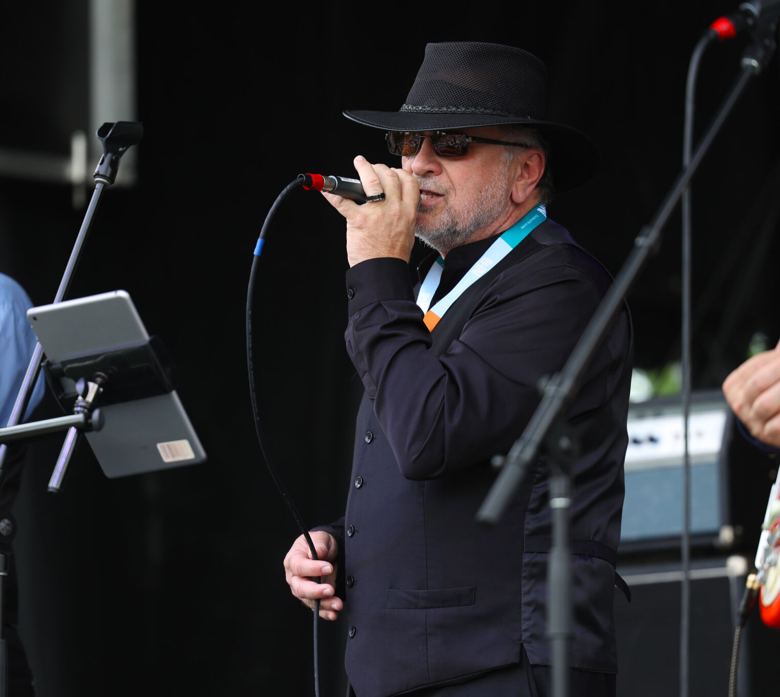 Man sings at Abbey Road on May 27.JPG