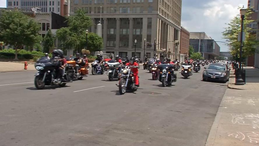 Motorcycle club donates to Taylor family 6-20-20.png