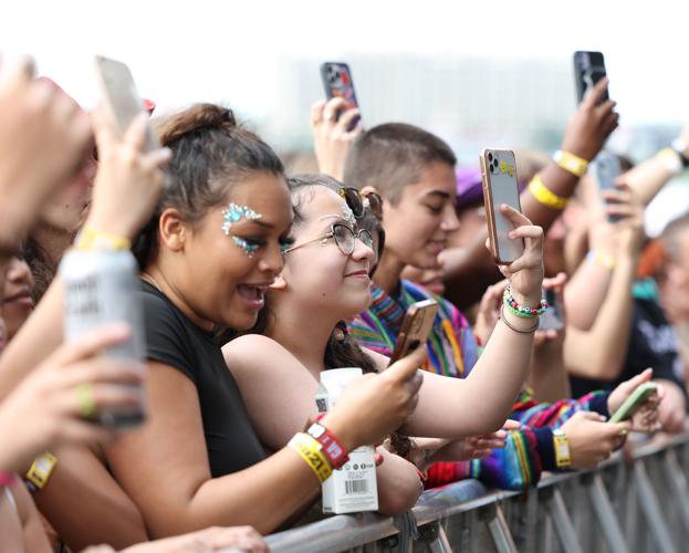 Cell phones at Forecastle 2022.JPG
