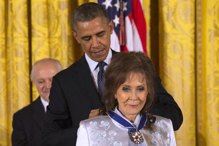 Loretta Lynn receives Presidential Medal of Freedom