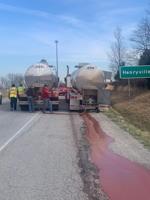 Truck leaks hot sauce while driving on I-65 in Henryville