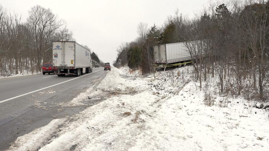 I-71 Wrecked Vehicles in snow - 12-27-2022  (9).jpg