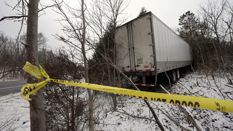 I-71 Wrecked Vehicles in snow - 12-27-2022  (10).jpg