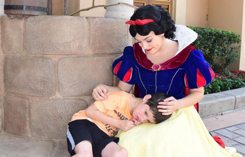 Snow White comforts child with autism (Aug. 2019)