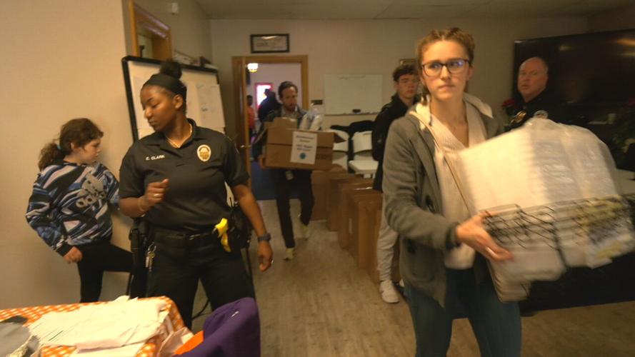 LMPD officers deliver Thanksgiving meals on Nov. 23, 2022