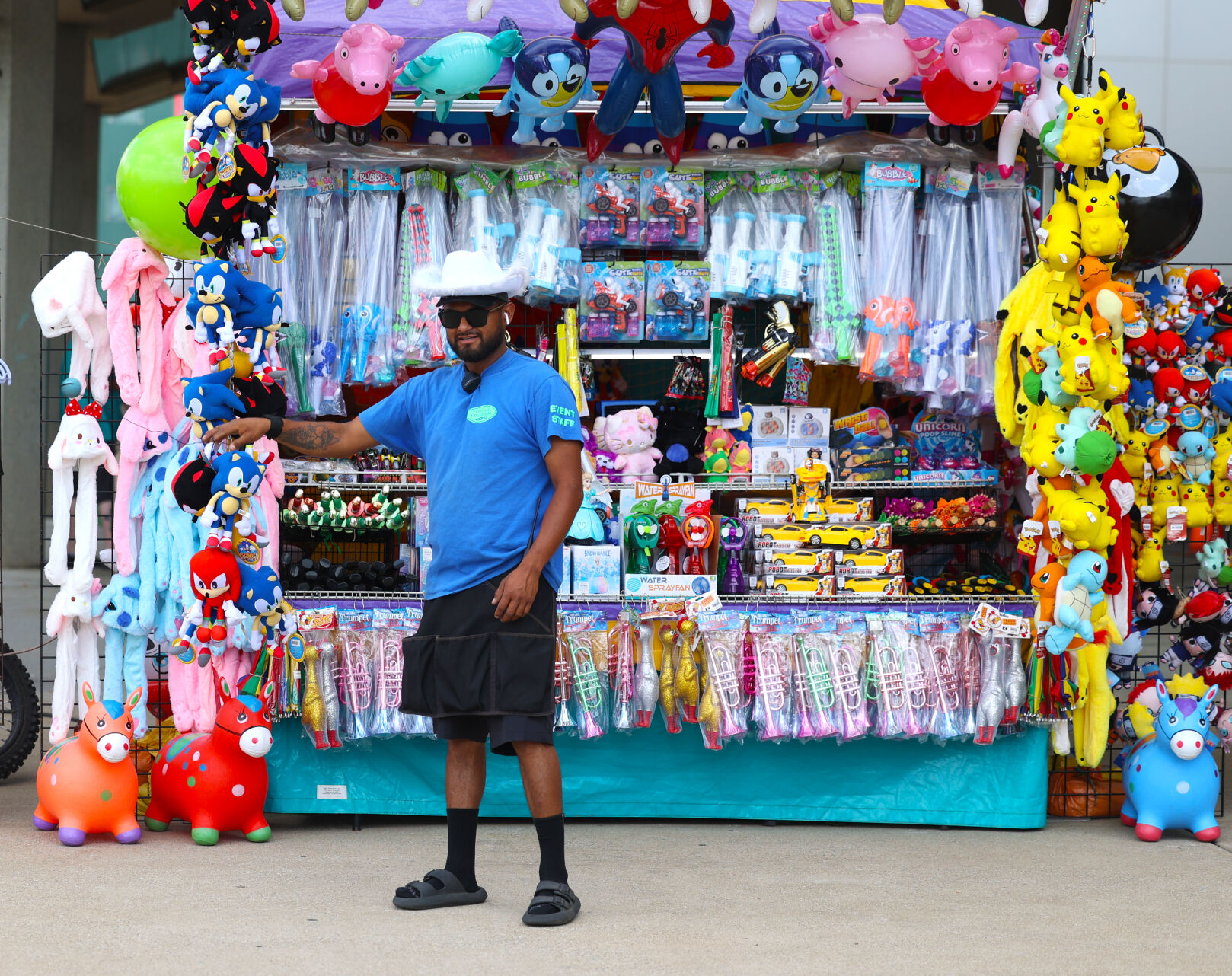 Vendor throws ball at Kentucky State Fair.JPG