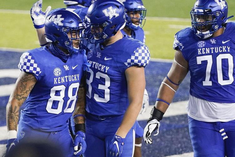 Kentucky tight end Keaton Upshaw (88) celebrates with tight end Justin Rigg (83)