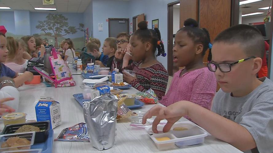 Students eating lunch at Hardin County school