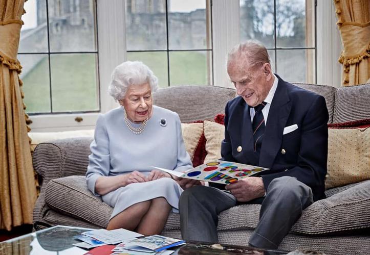 QUEEN ELIZABETH AND PRINCE PHILIP ON 73 WEDDING ANNY -.jpg