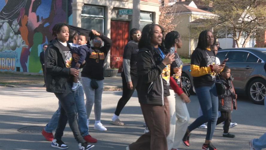 SIMMONS WOMEN BBALL PARADE (6).jpeg