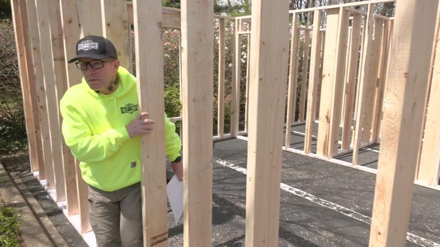 VOLUNTEERS BUILD WALLS WKY TORNADO