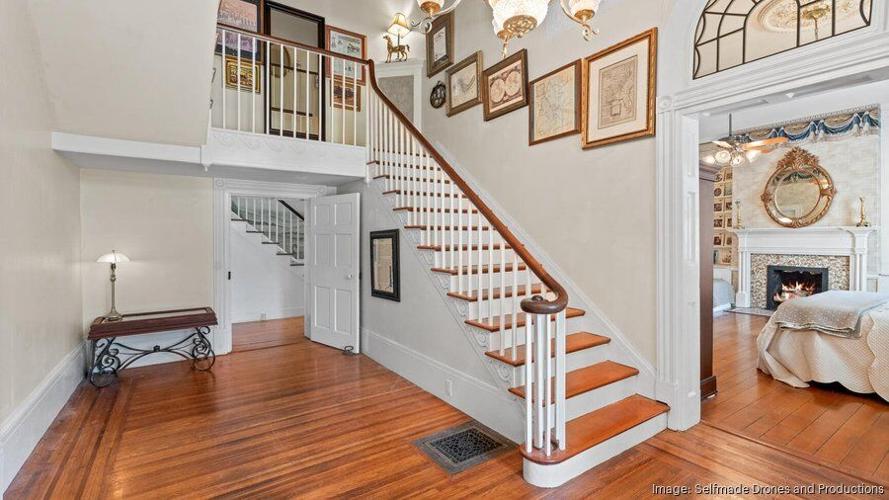 Bashford Manor Inn staircase.jpg