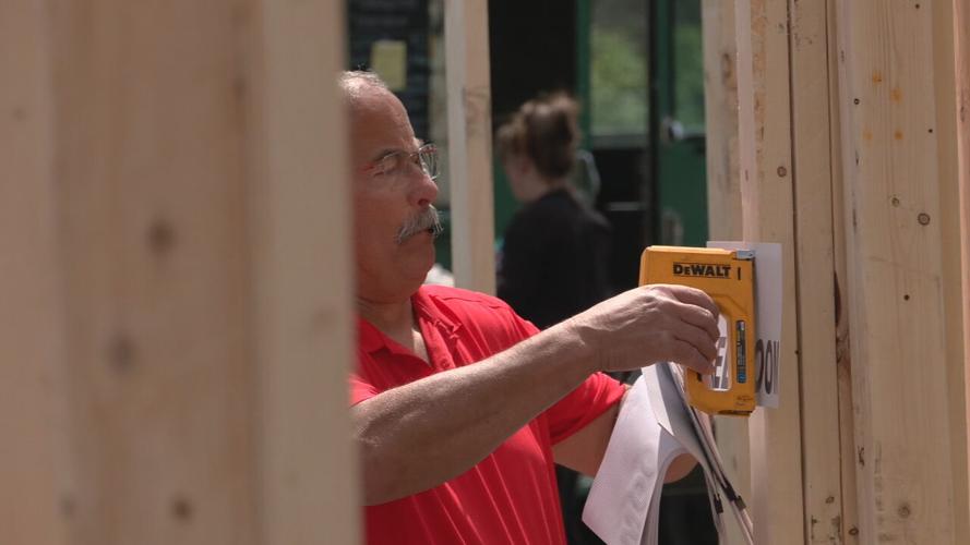 VOLUNTEERS BUILD WALLS WKY TORNADO