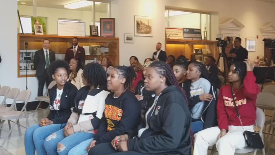 SIMMONS WOMEN BBALL PARADE.jpeg