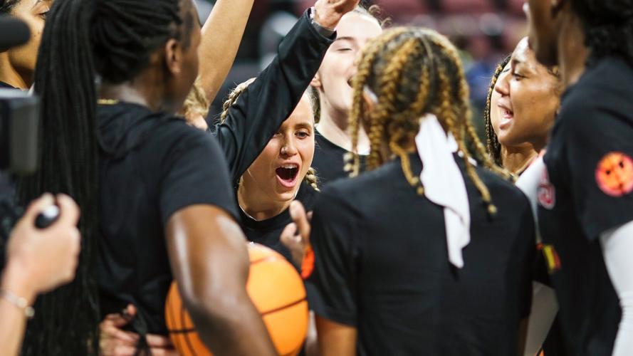 Hailey Van Lith pregame huddle